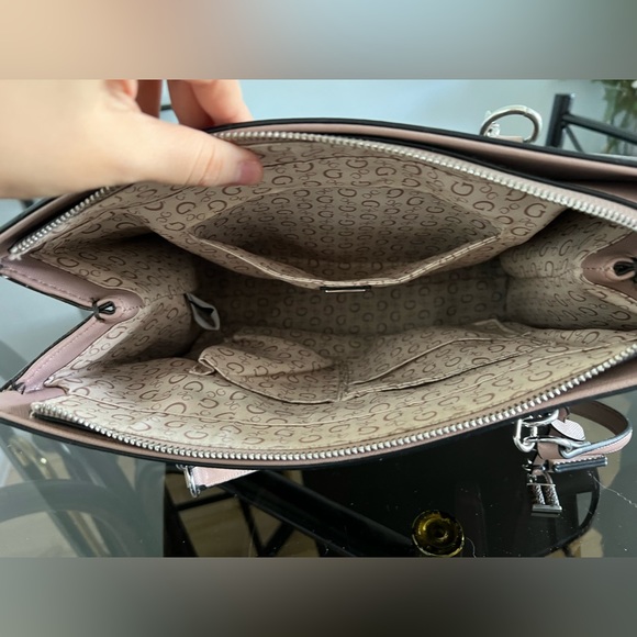 Guess tote - Picture 2 of 2